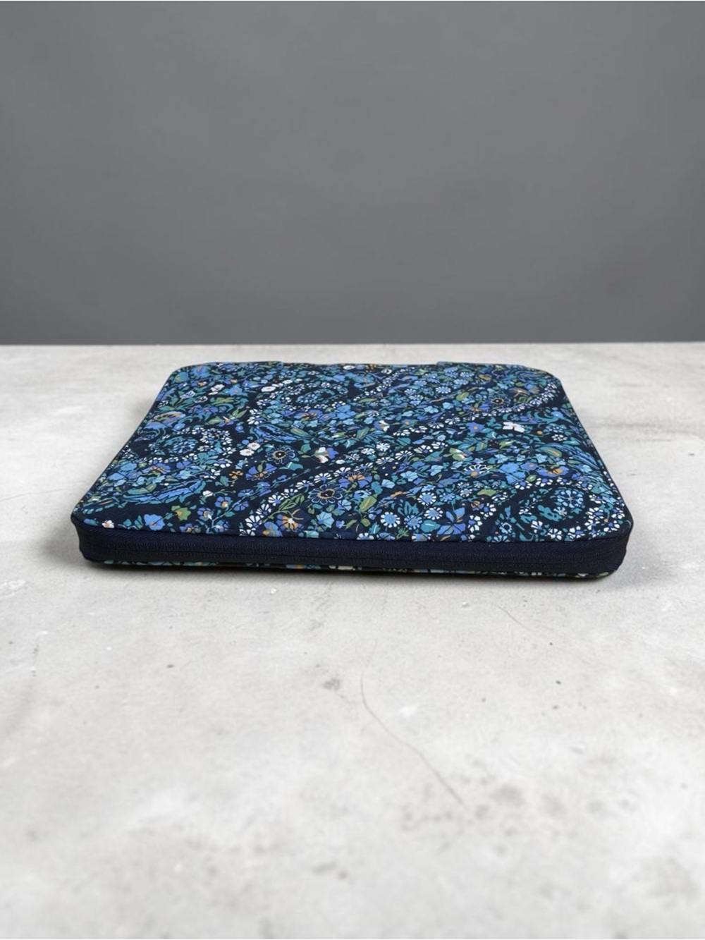 Vera Bradley Tech Travel Organizer Zip Around Case Navy Plant Print NWT - Picture 8 of 8